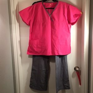 Wonderwink xl and xlt scrub set